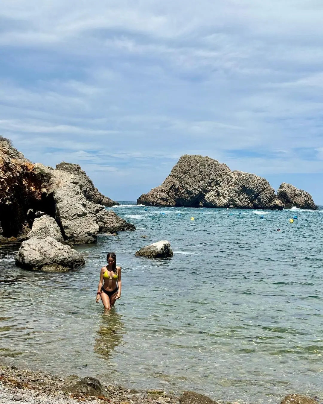 María Verdoy en la costa catalana disfrutando de un baño.