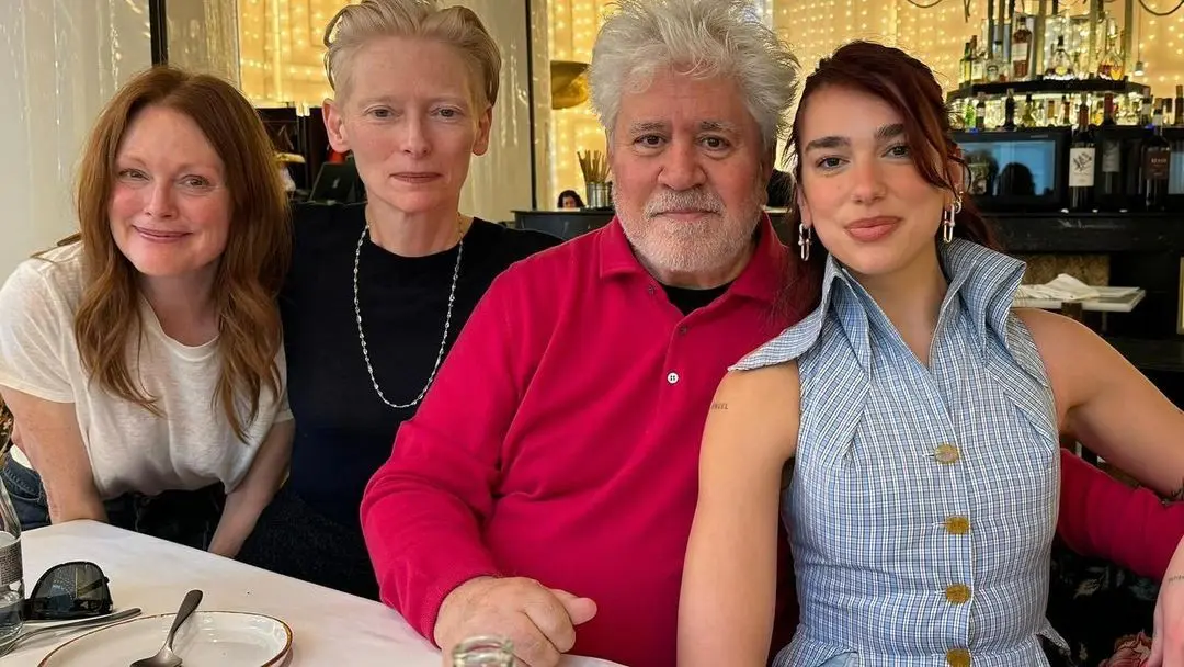 Pedro Almodóvar posando junto a las actrices protagonistas de su última película.