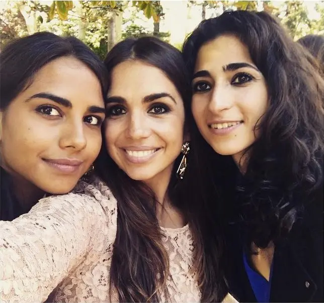 Lola junto a sus primas, Elena Furiase y Alba Flores.