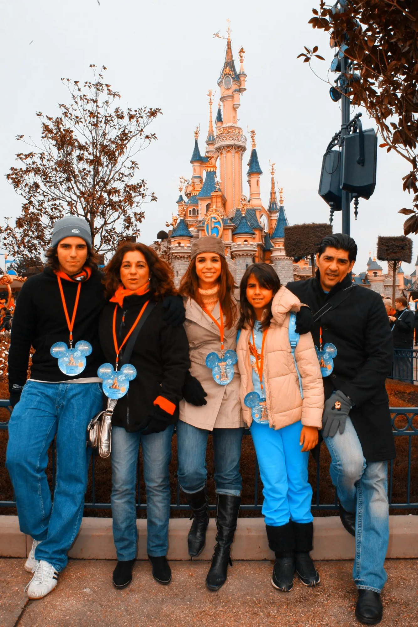 Lola Orellana junto a su tía Lolita, su tío y sus primos Elena y Guillermo.