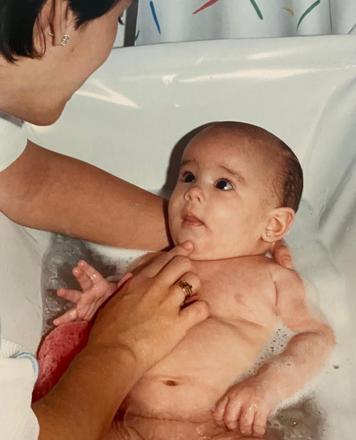 Anabel Pantoja junto a su madre de pequeña.