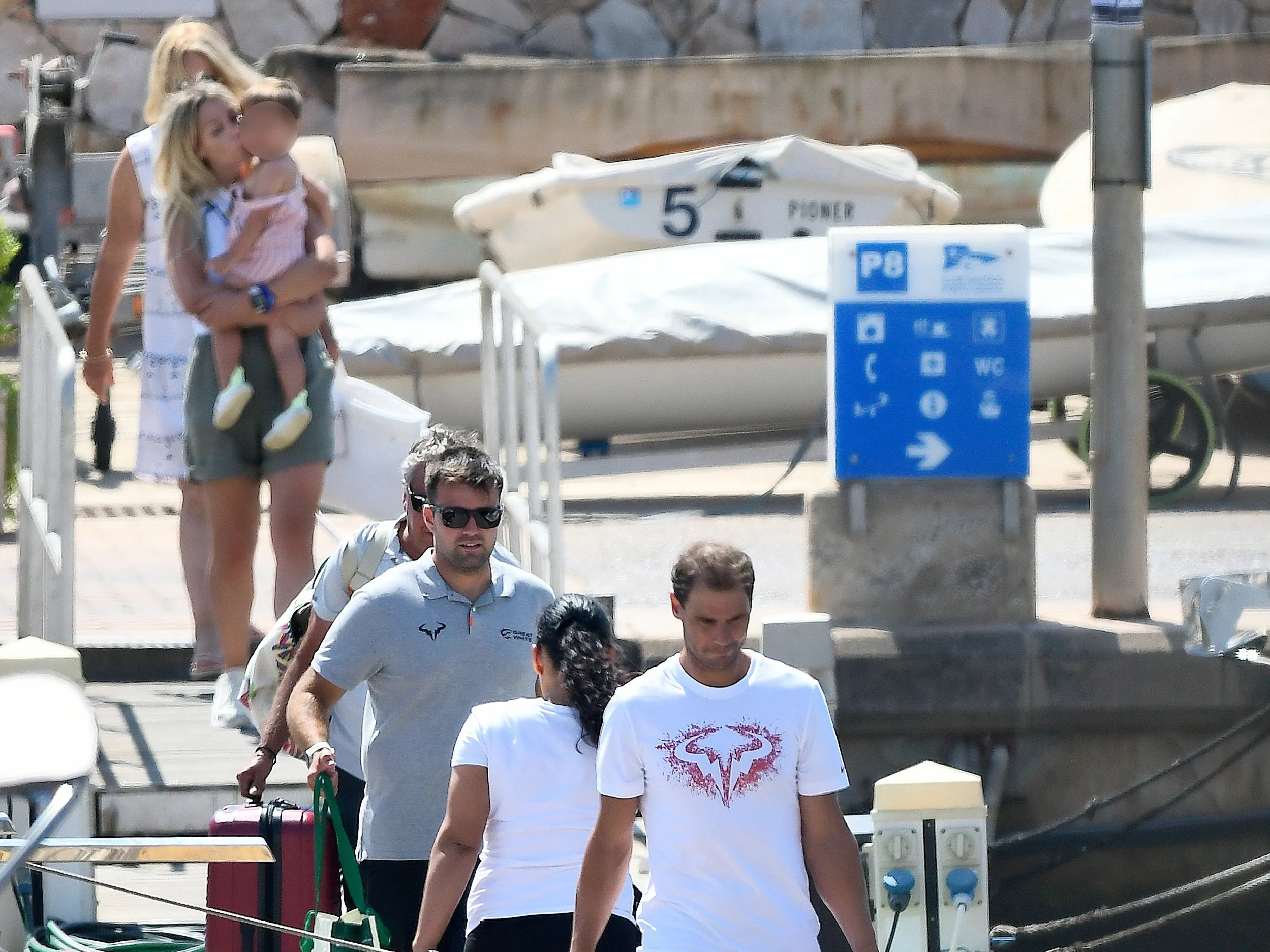 Rafa Nadal y su familia, de camino a su barco.