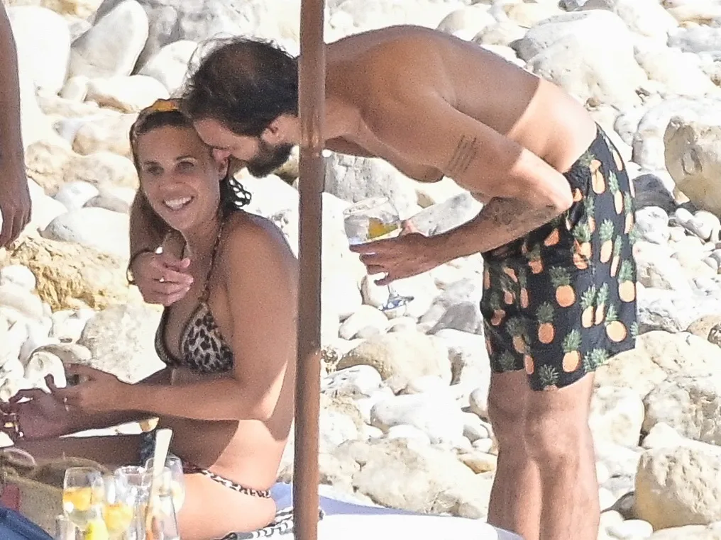 Raquel Arias y Javier Ungría, muy cariñosos en Ibiza.