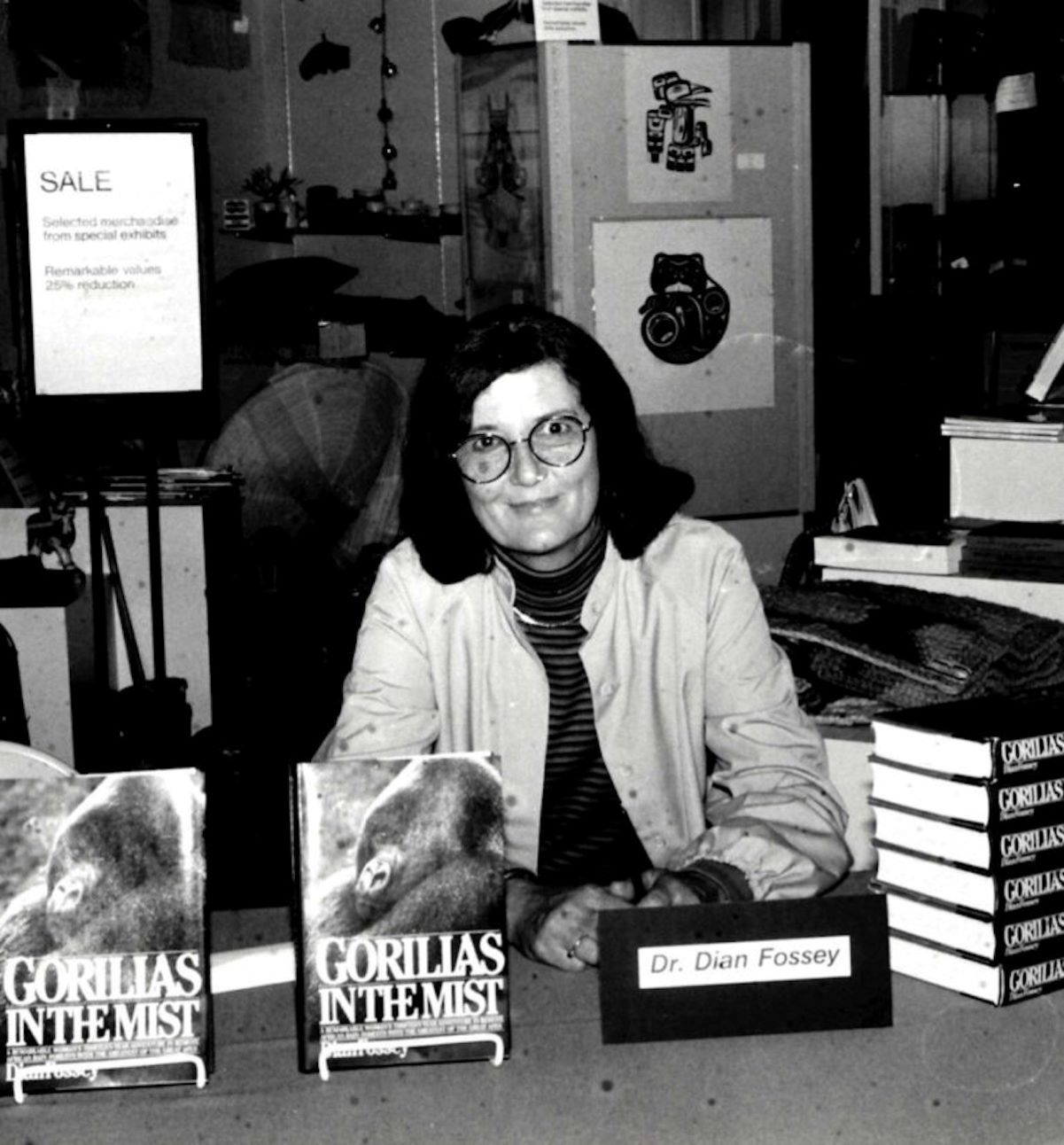 Dian Fossey junto a sus libros publicados