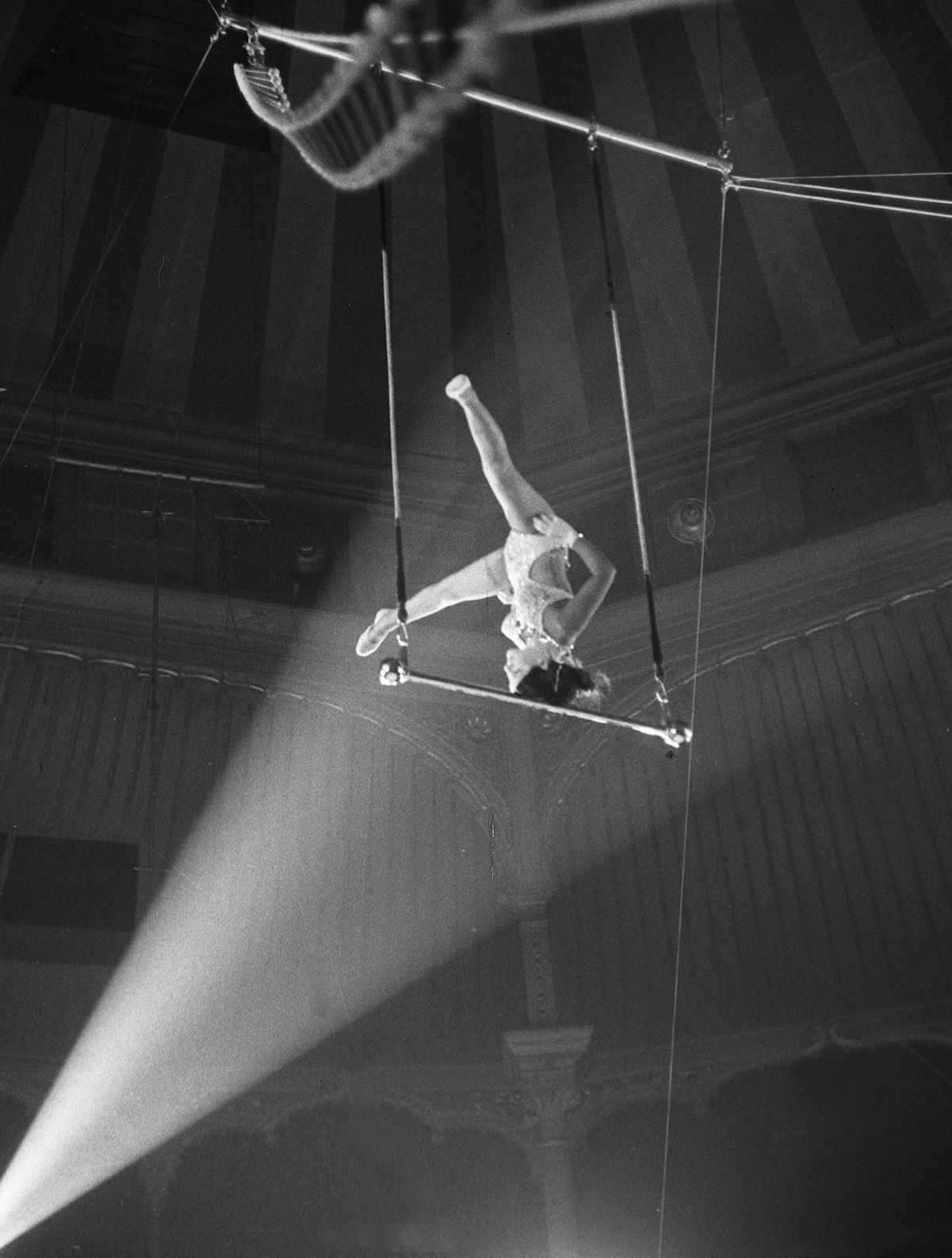 Pinito del Oro haciendo una de sus acrobacias en el trapecio.