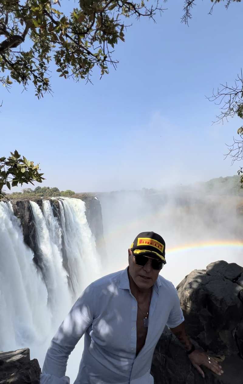 Kiko Matamoros posando en las cataratas victoria.