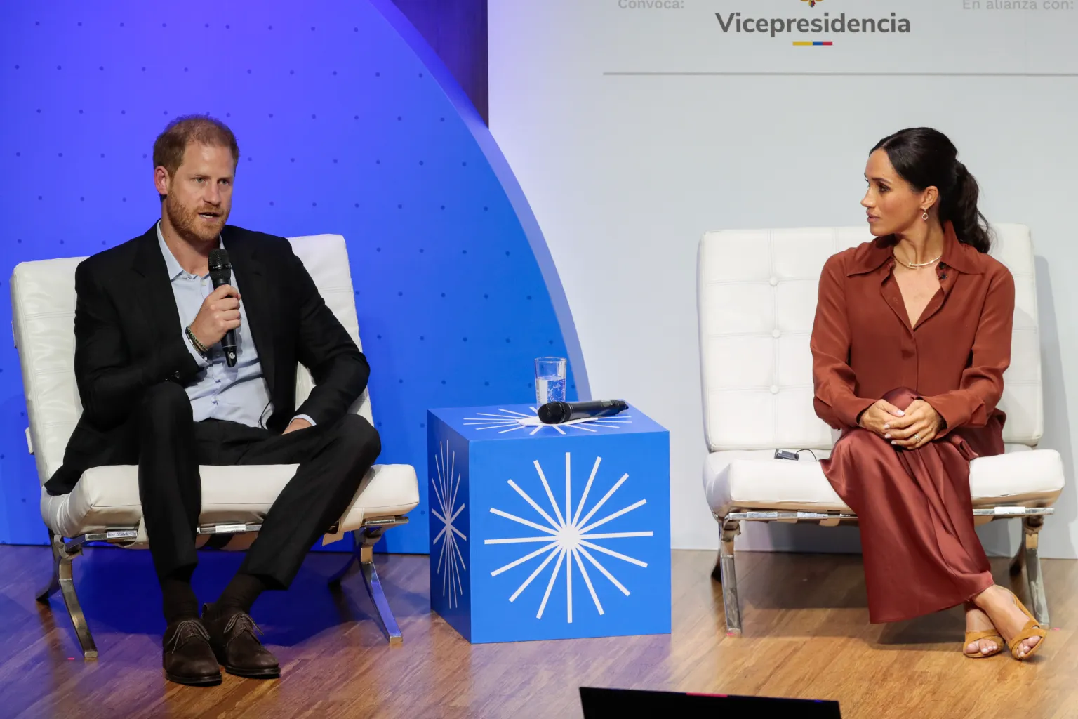 El príncipe Harry, duque de Sussex, habla junto a la duquesa de Sussex, Meghan Markle, durante el foro 'Futuro Digital Reponsable' en la Universidad EAN, en Bogotá (Colombia). EFE