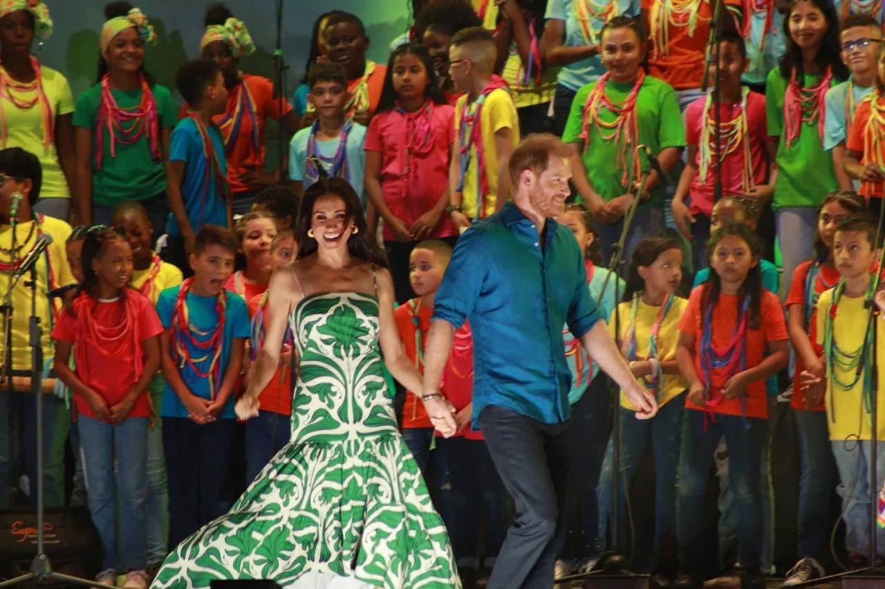 El príncipe Harry y su mujer se subieron a la tarima para festejar el baile, la cultura y gastronomía del Pacífico.