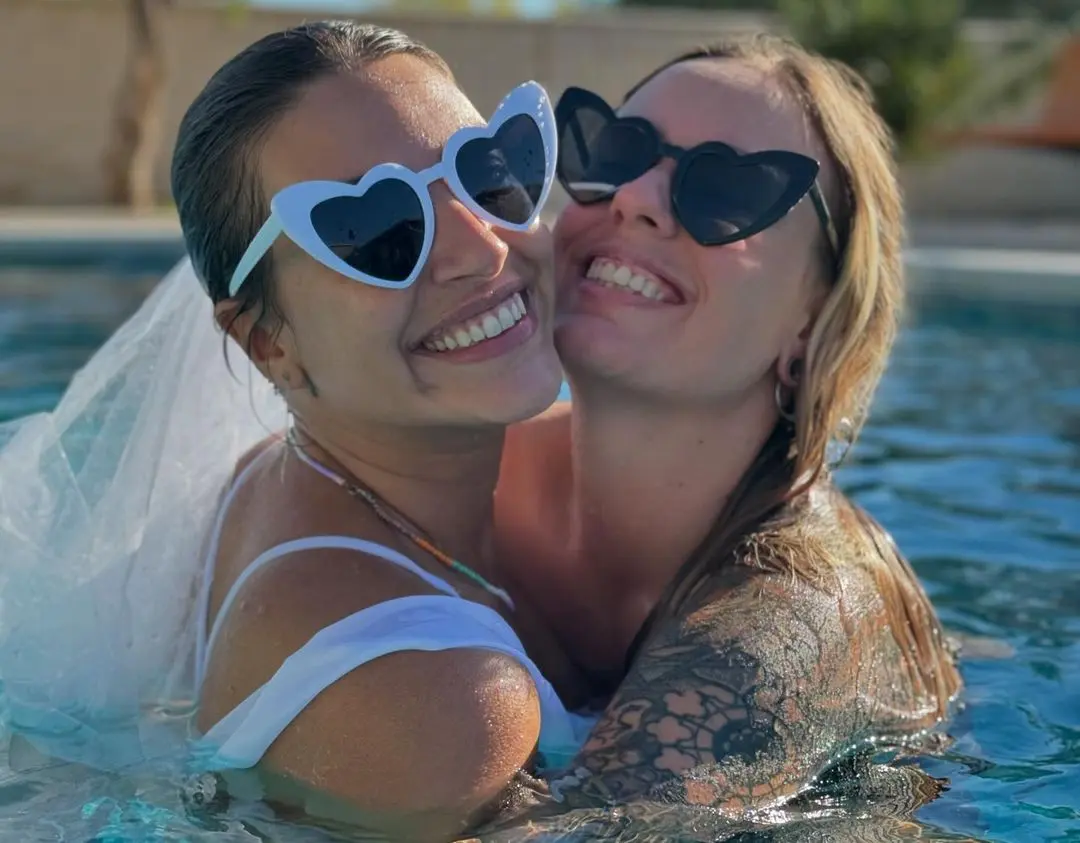 Ana junto a una amiga bailando en la piscina.