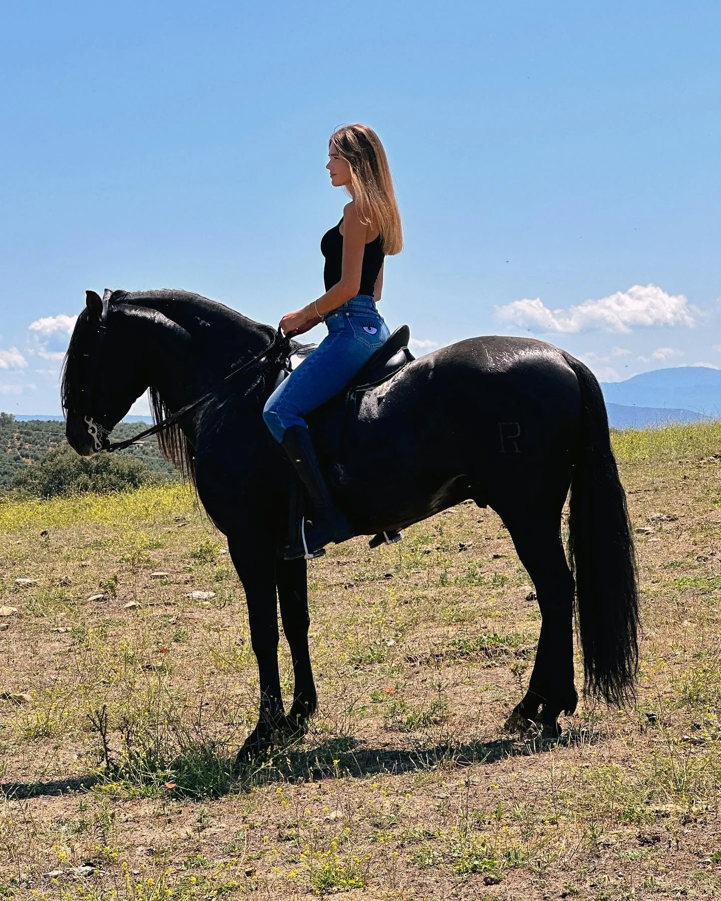 Ana Soria montando a caballo.