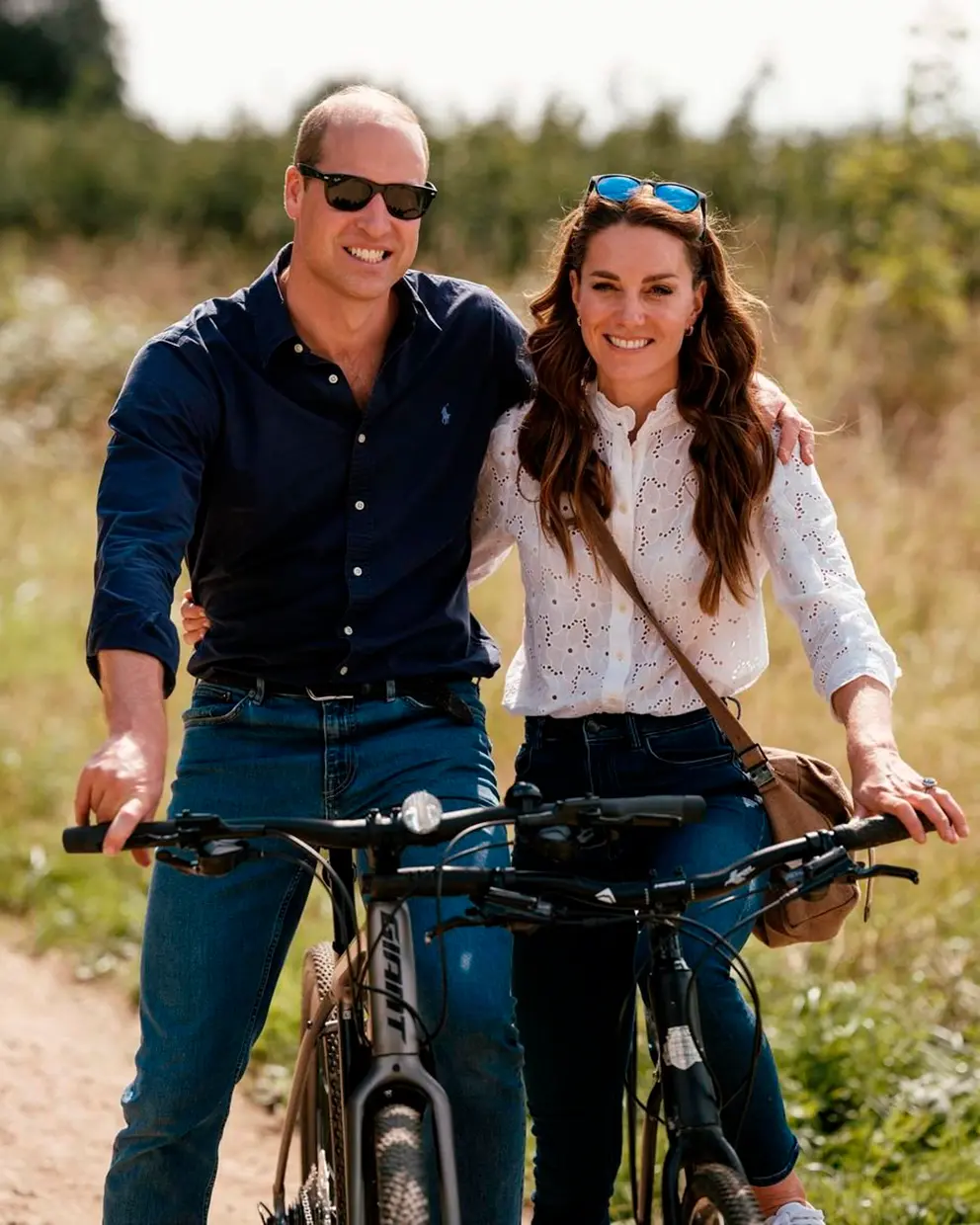 Guillermo y Kate de Inglaterra paseando juntos en bicicleta.