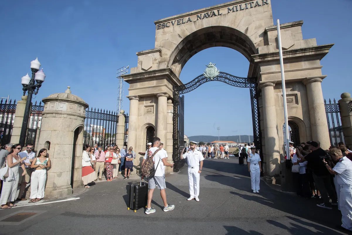 Alumnos llegando a la Escuela Naval de Marín.