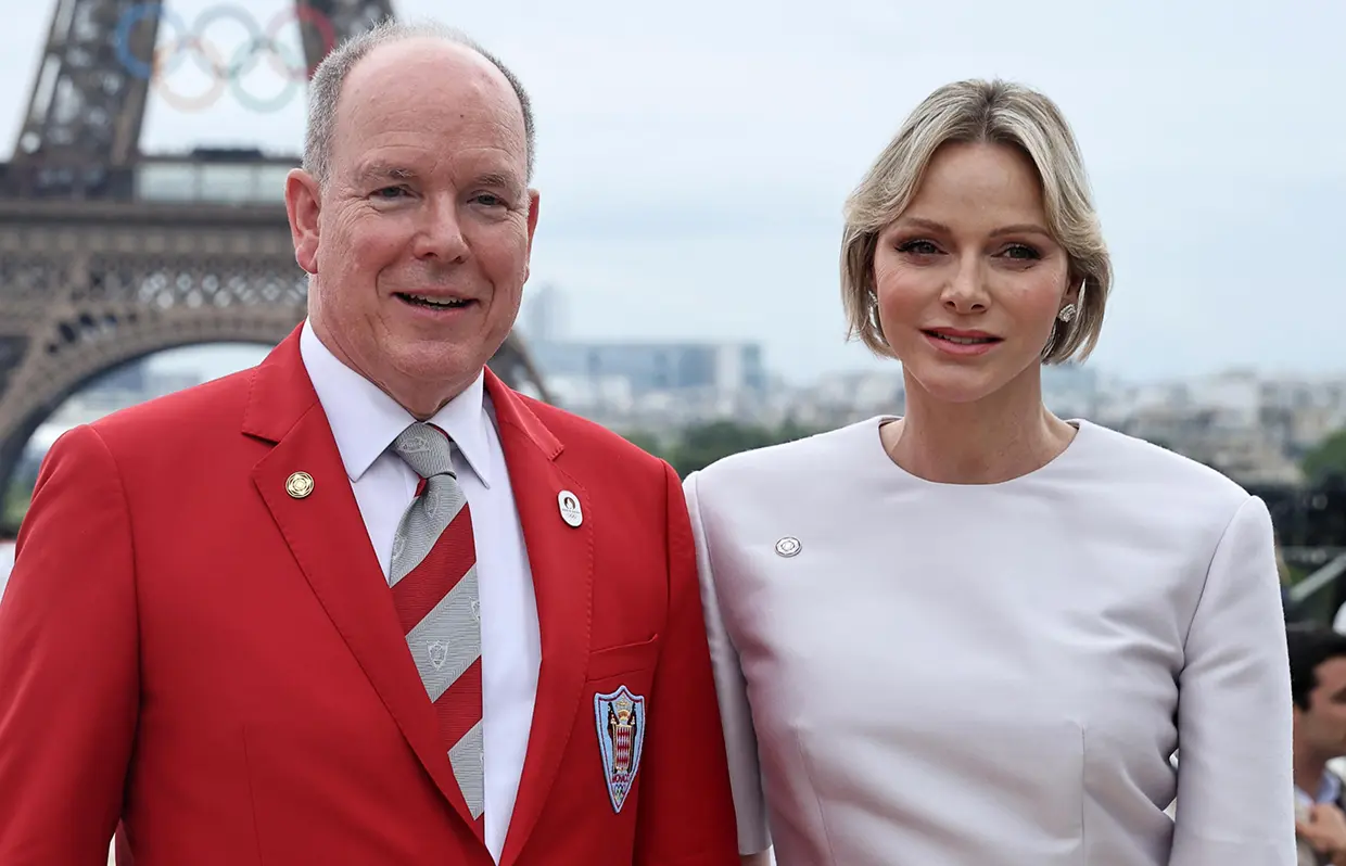 Alberto y Charlene de Monaco ante la Torre Eiffel durante los Juegos Olímpicos de París 2024.