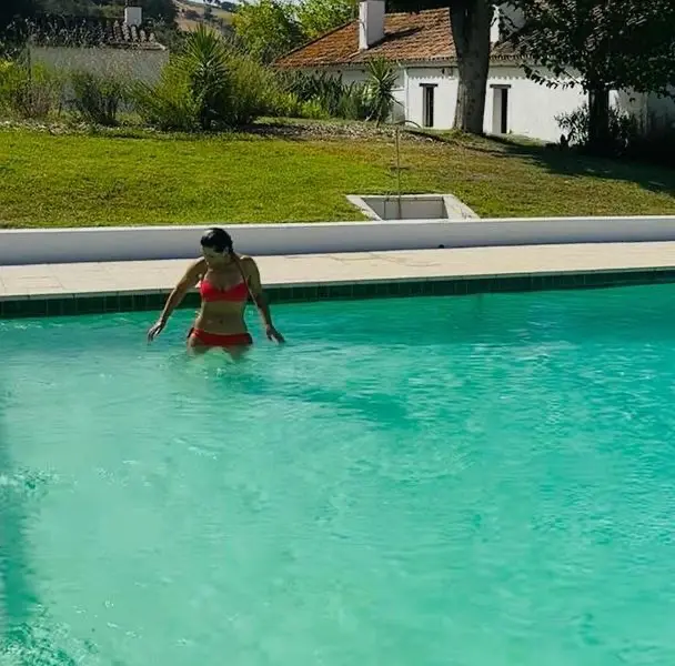 Nuria Roca con un clásico biquini de rojo.