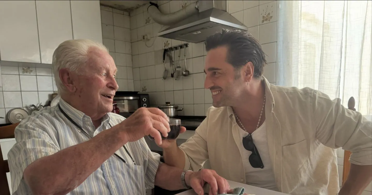 David Bustamante brindando con su abuelo.