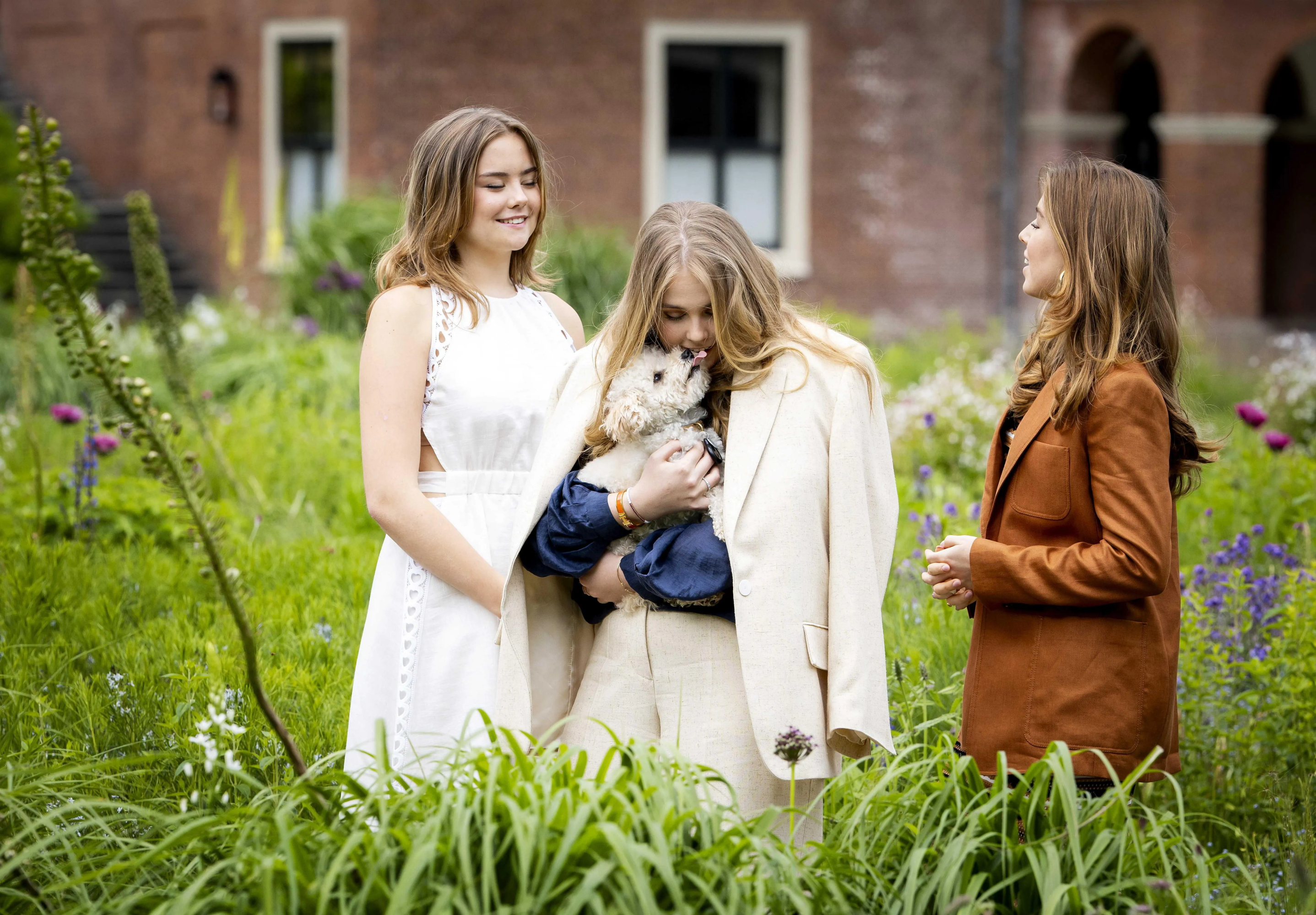 Amalia de Holanda y sus hermanas, Alexia y Ariane.