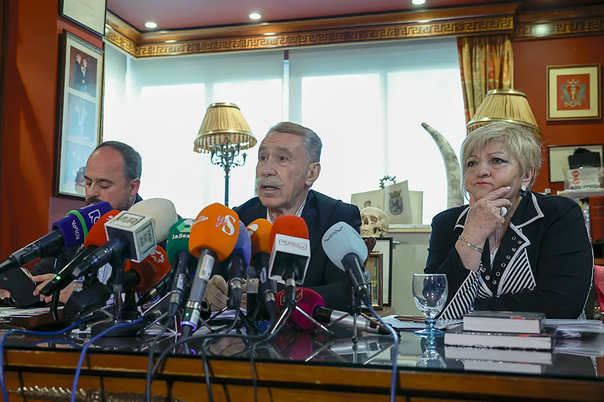 Marcos García Montes con los otros abogados defensores de Daniel Sancho durante una rueda de prensa.