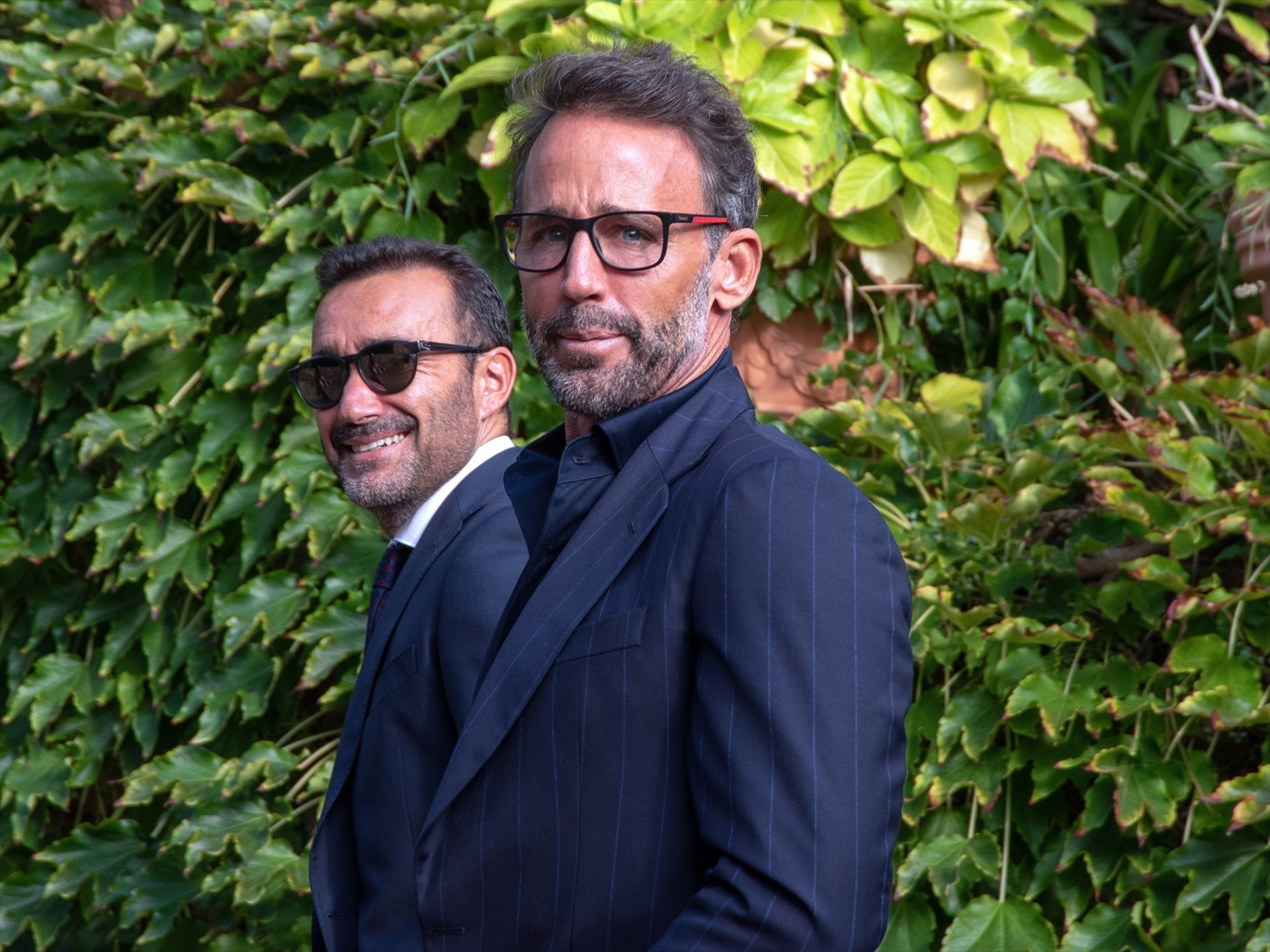 Álvaro Muñoz Escassi llega a la boda de Jordi Cruz y Rebecca Lima en el Convento de Blanes.