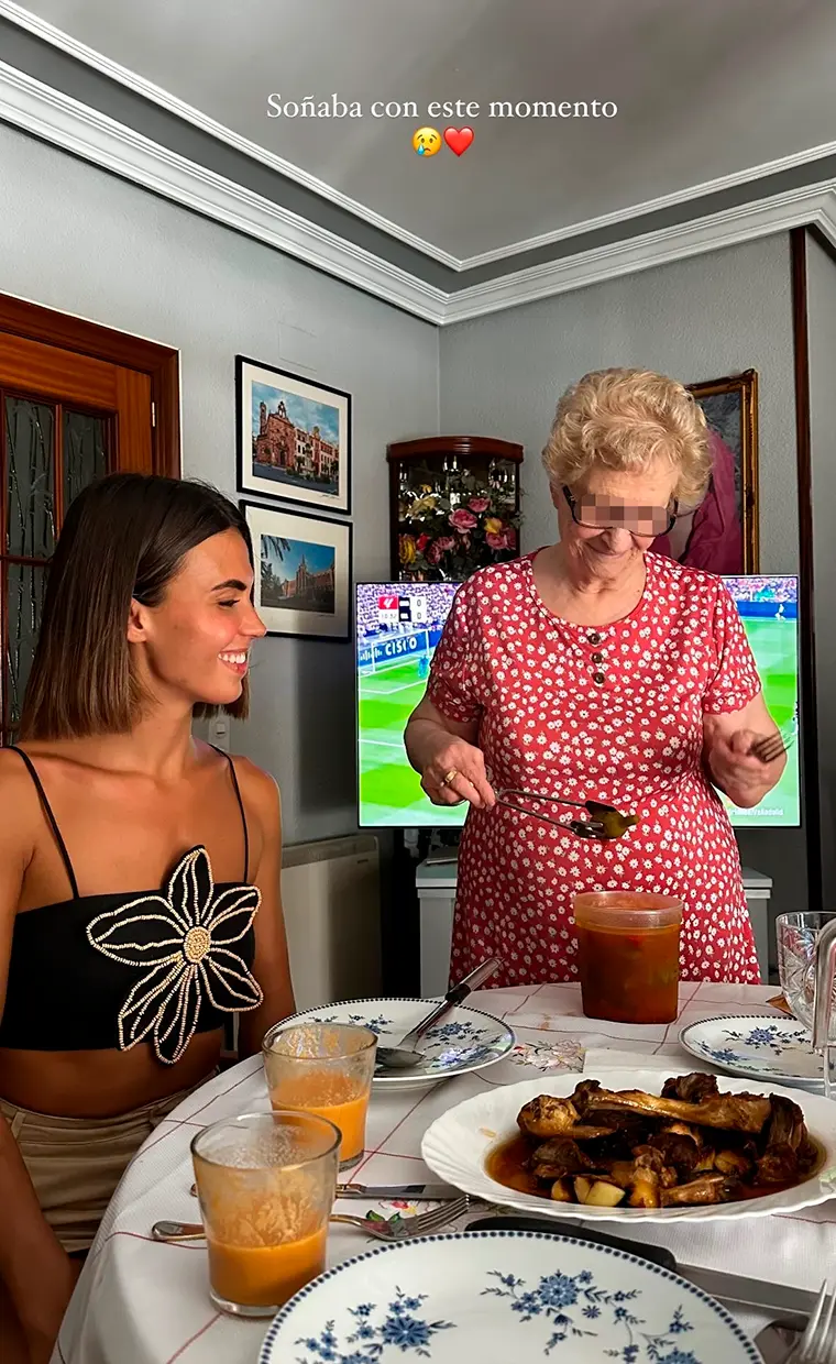 Sofía Suescun junto a la abuela de Kiko Jiménez.