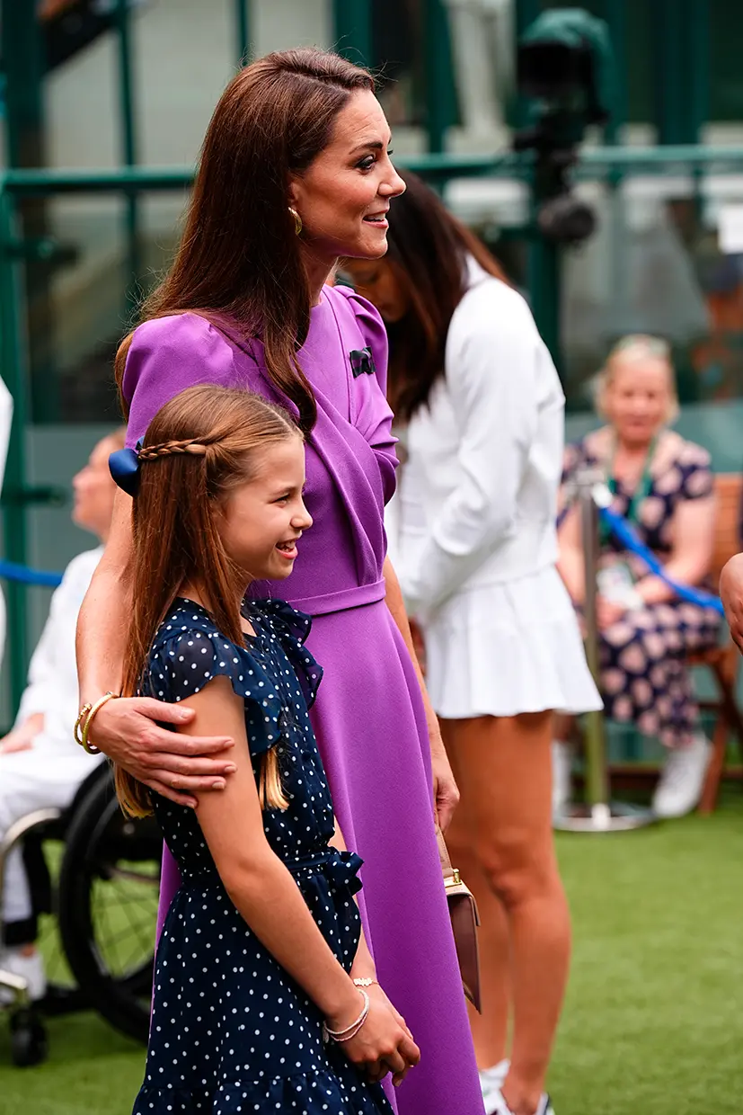 Kate Middleton abraza a su hija.