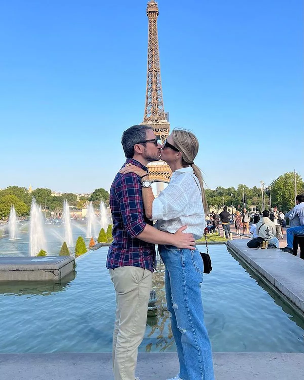 Amelia Bono y Manuel Martos beso París