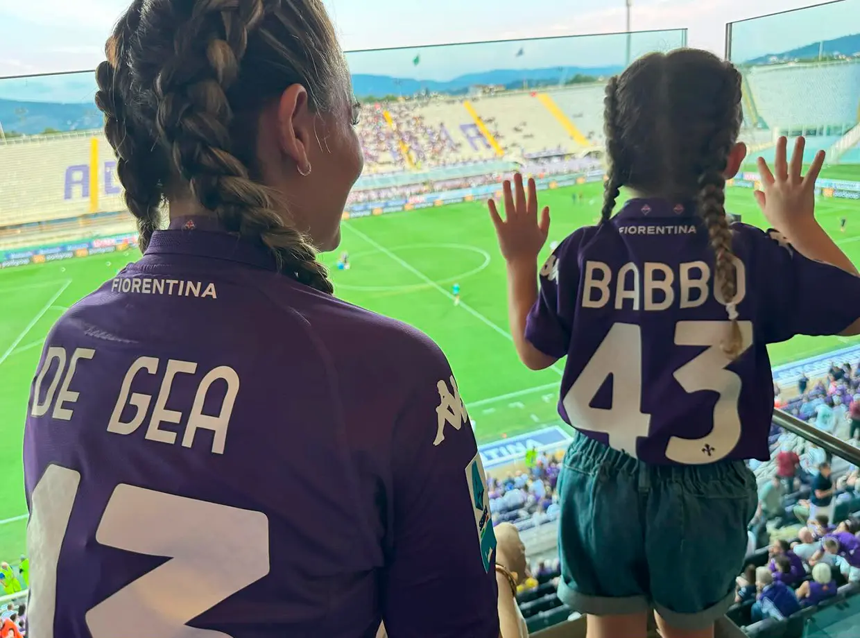 Edurne y su hija apoyando a David de Gea desde la grada del estadio de futbol.