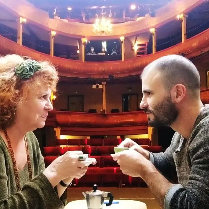 Julián Ortega y su madre, Gloria Ortiz, promocionando 'Ira'.