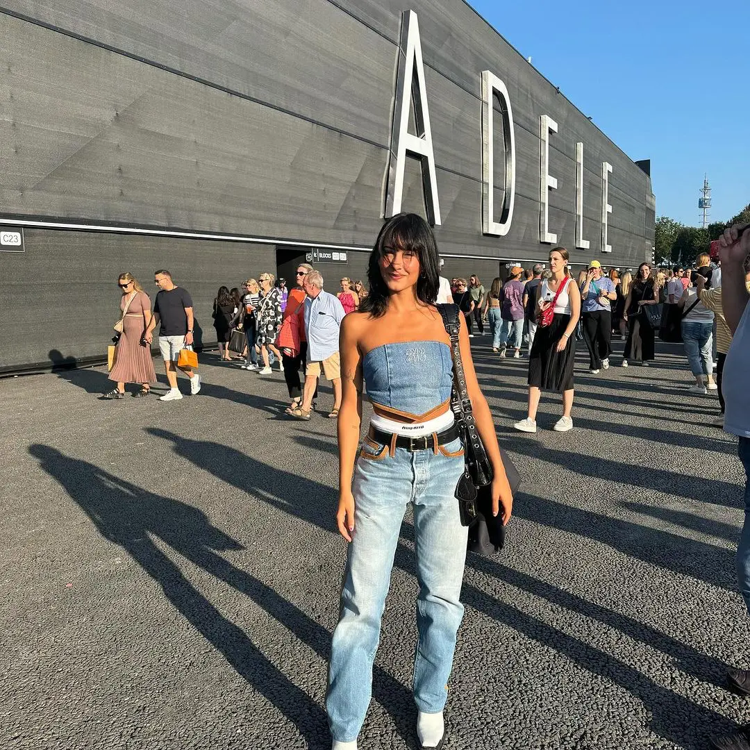 Aitana con un look completamente vaquero de la marca Miu Miu.