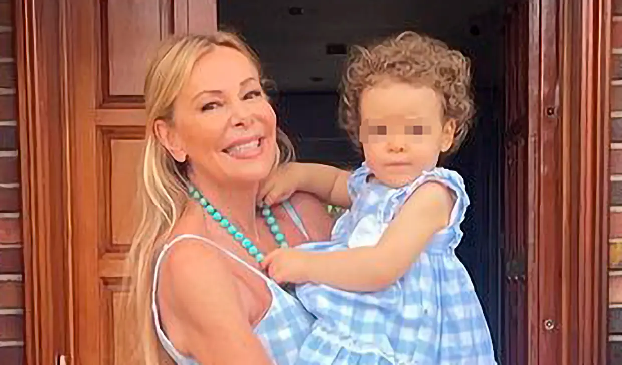 Ana Obregón posando con su nieta Ana Sandra en brazos delante de la puerta de su casa de Mallorca