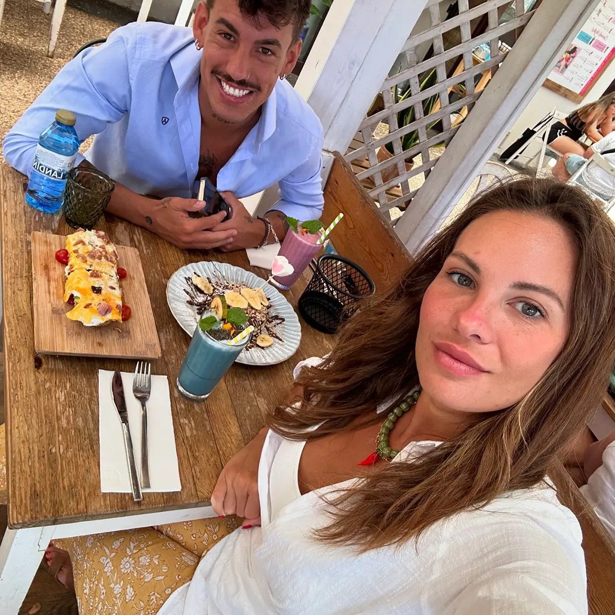 Jessica Bueno y Luitingo comiendo juntos