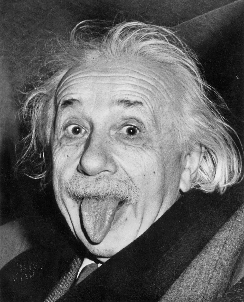 La imagen más irreverente de Albert Einstein la tomó Arthur Sasse en 1951 el día en que el Nobel cumplía 72 años.