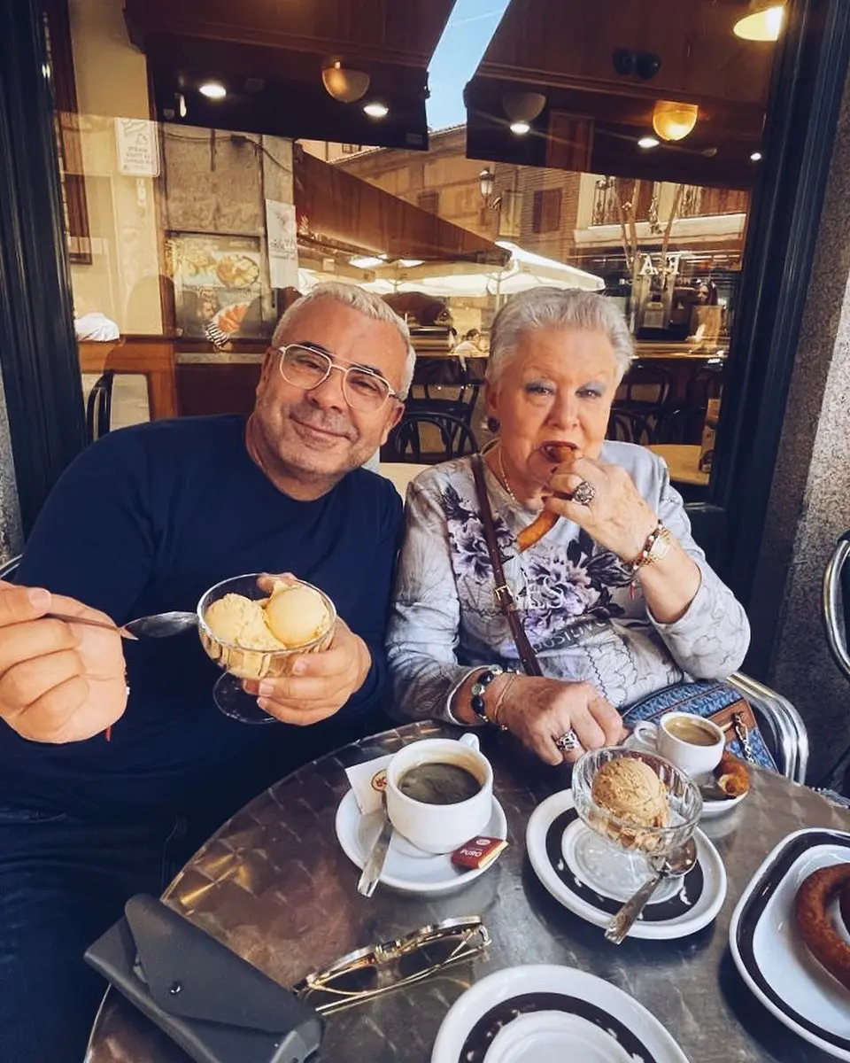 Jorge Javier comiendo con su madre.