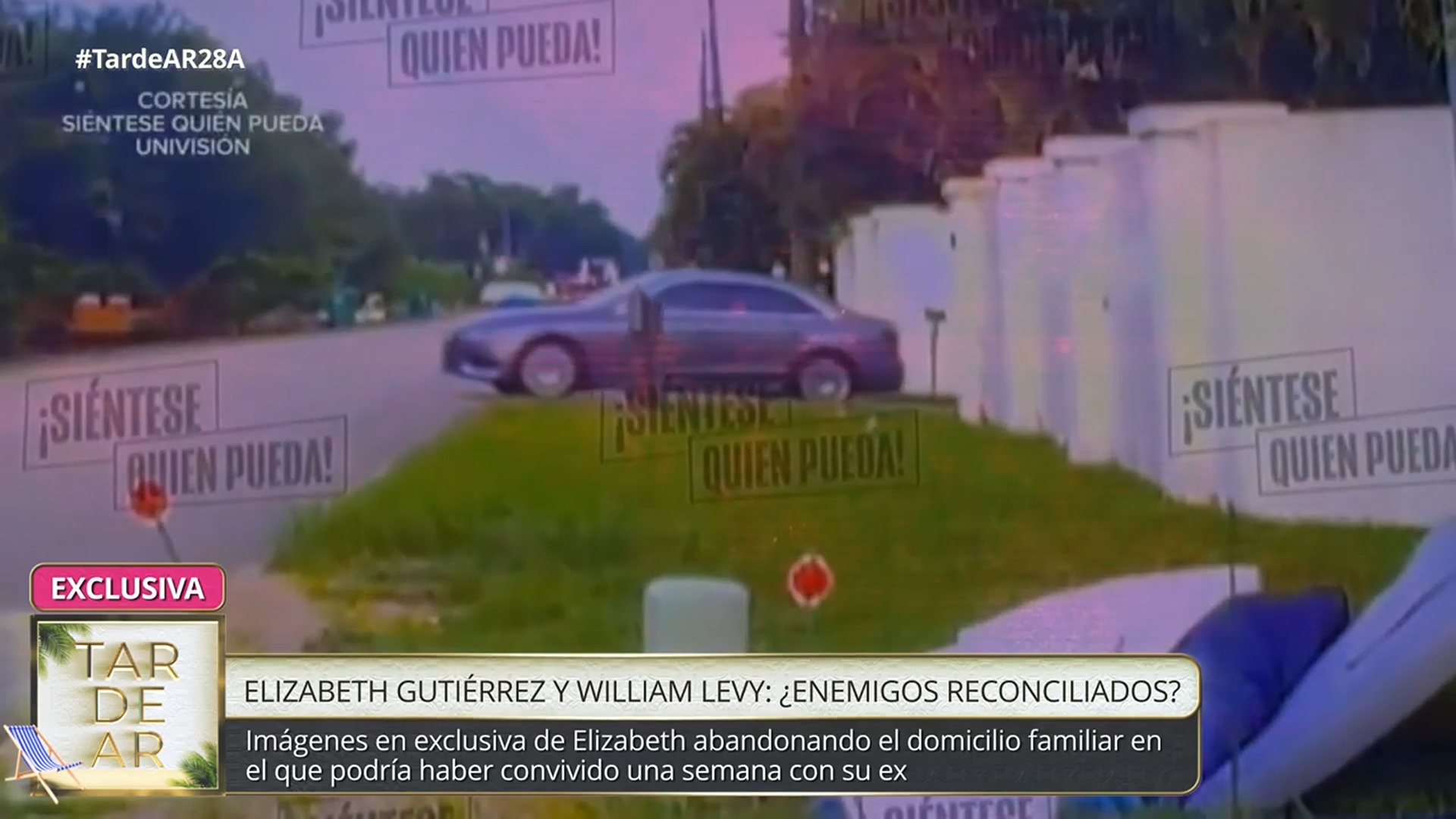 Elizabeth Gutiérrez, en su coche, saliendo de casa de William Levy.