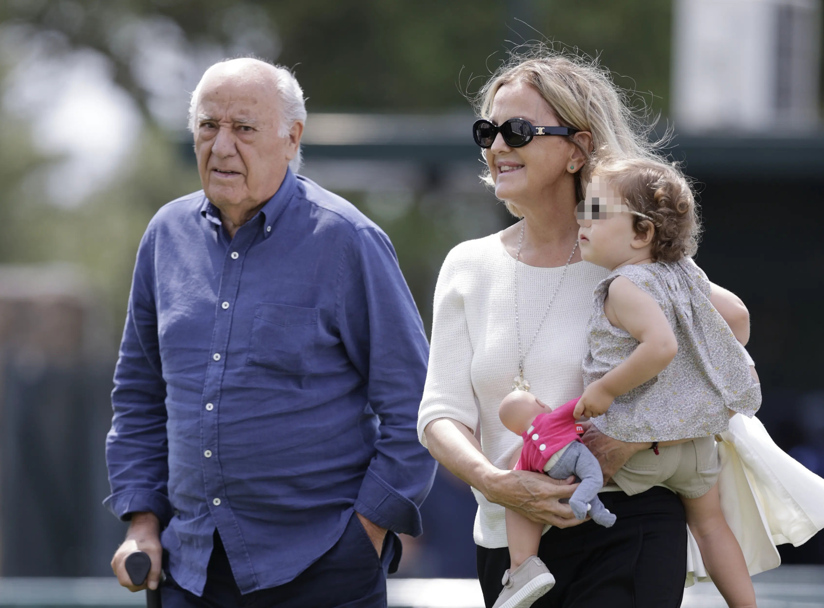 El empresario Amancio Ortega, su mujer, Flora Pérez Marcote, y su nieta Matilda. EFE.