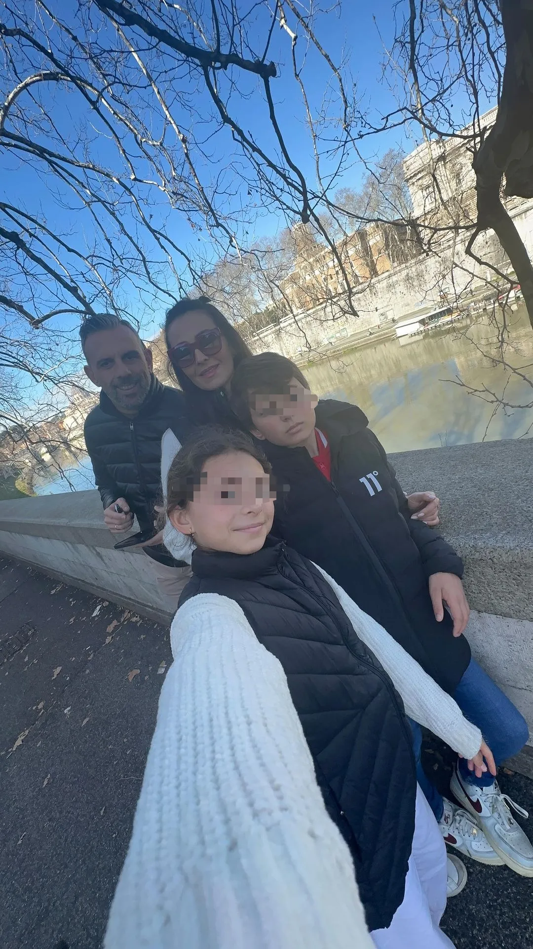 Patricia Ledesma con sus dos hijos, nietos de Encarni Manfredi.