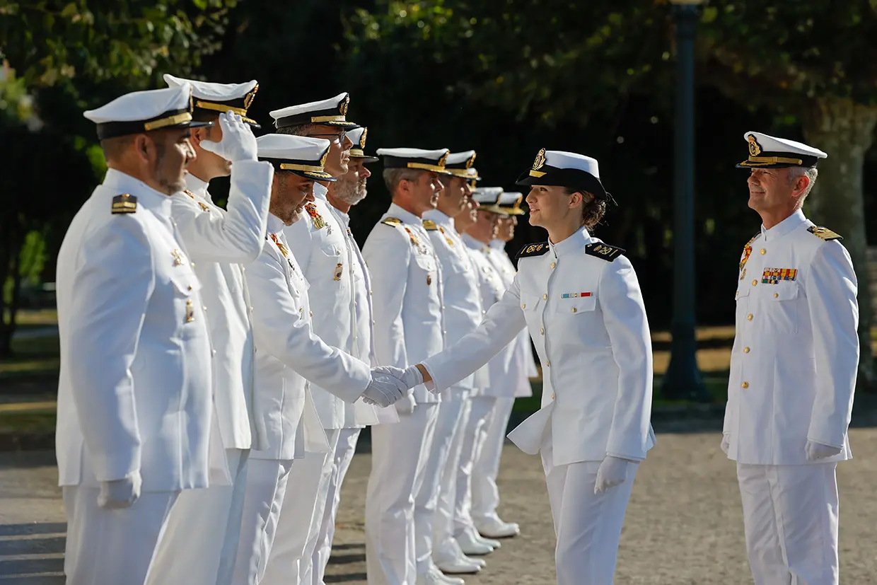 Leonor saluda a sus instructores en la Academia Naval.