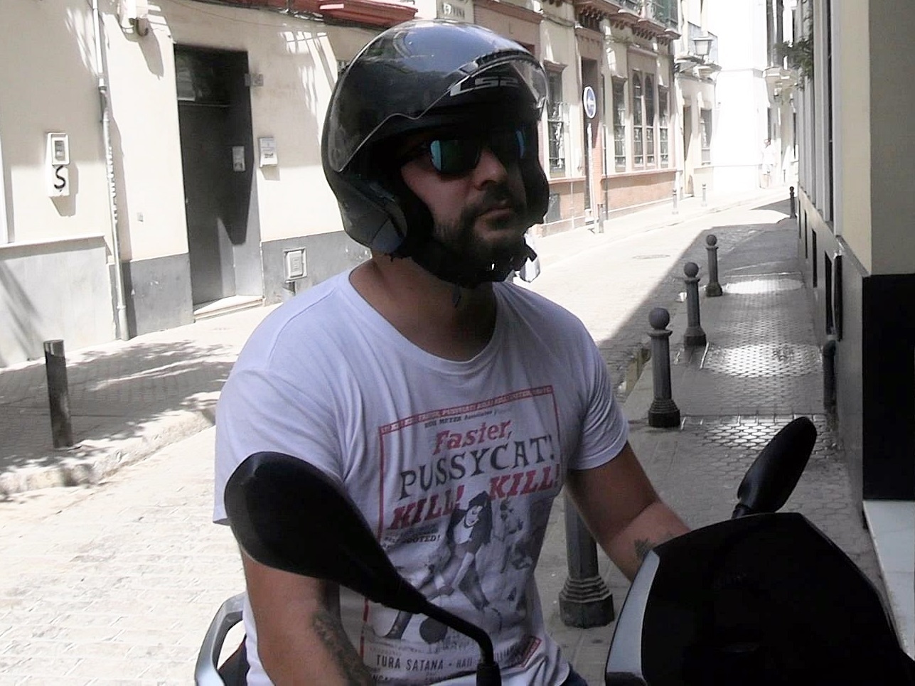 Antonio Tejado completamente serio en su encuentro con la prensa.