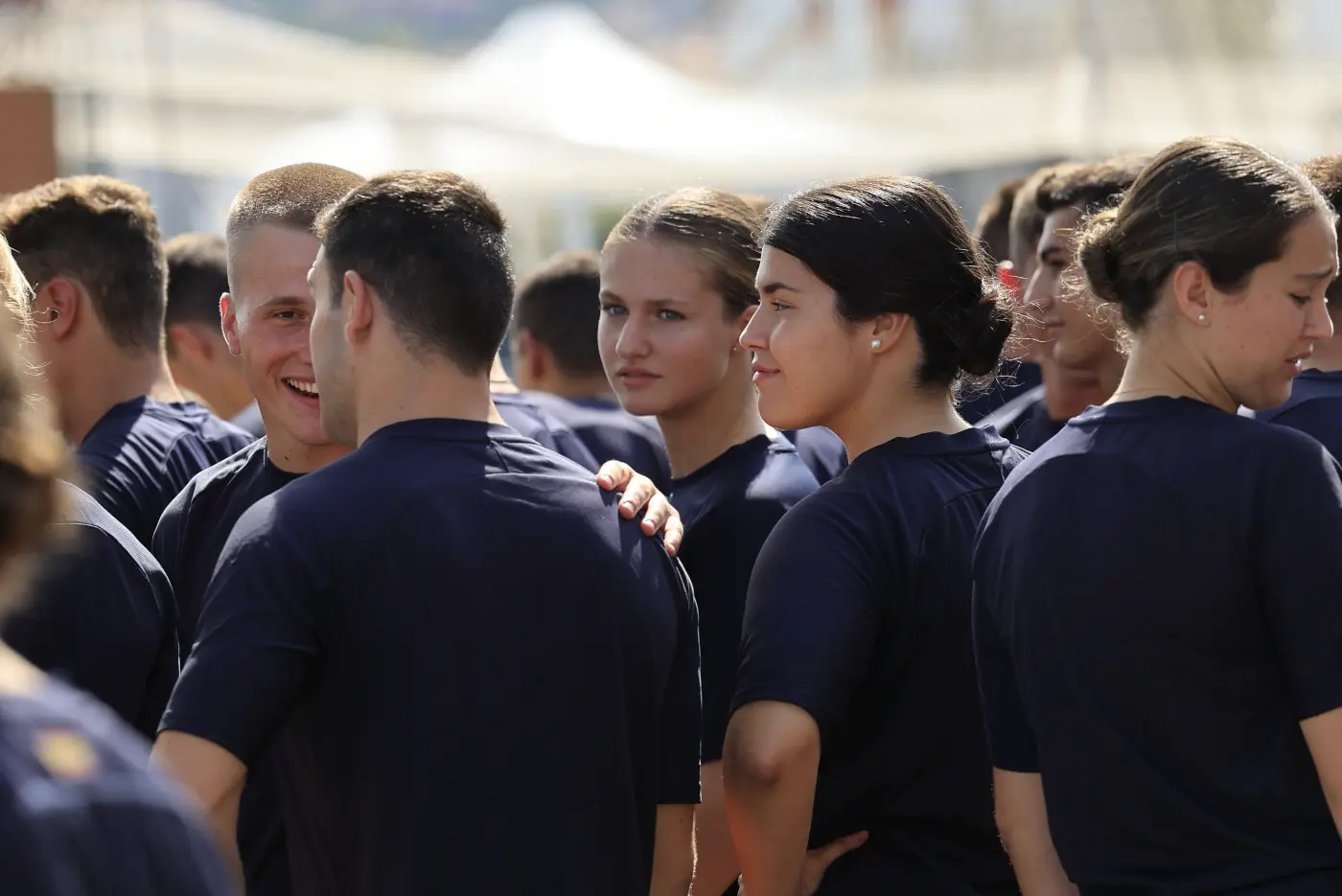 La Princesa de Asturias participa en una competición deportiva inter brigadas junto a sus compañeros.