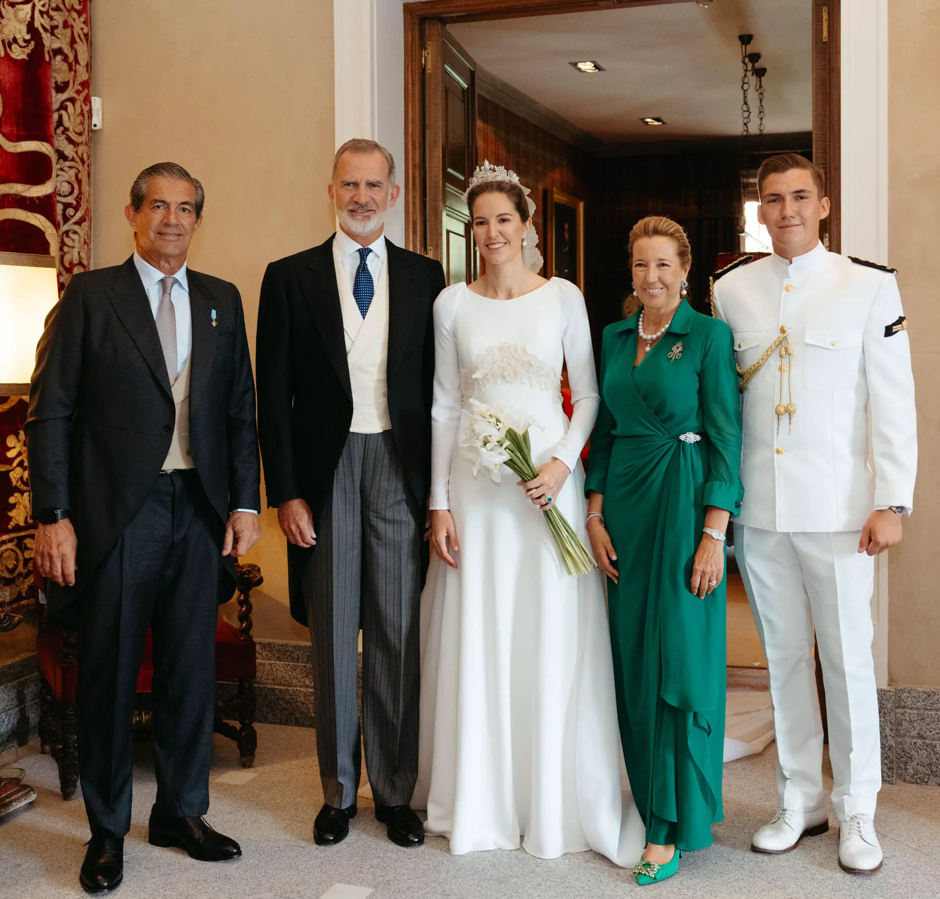 Imagen del enlace con el rey Felipe VI y el hermano de la novia, con el que se relaciona a Leonor.