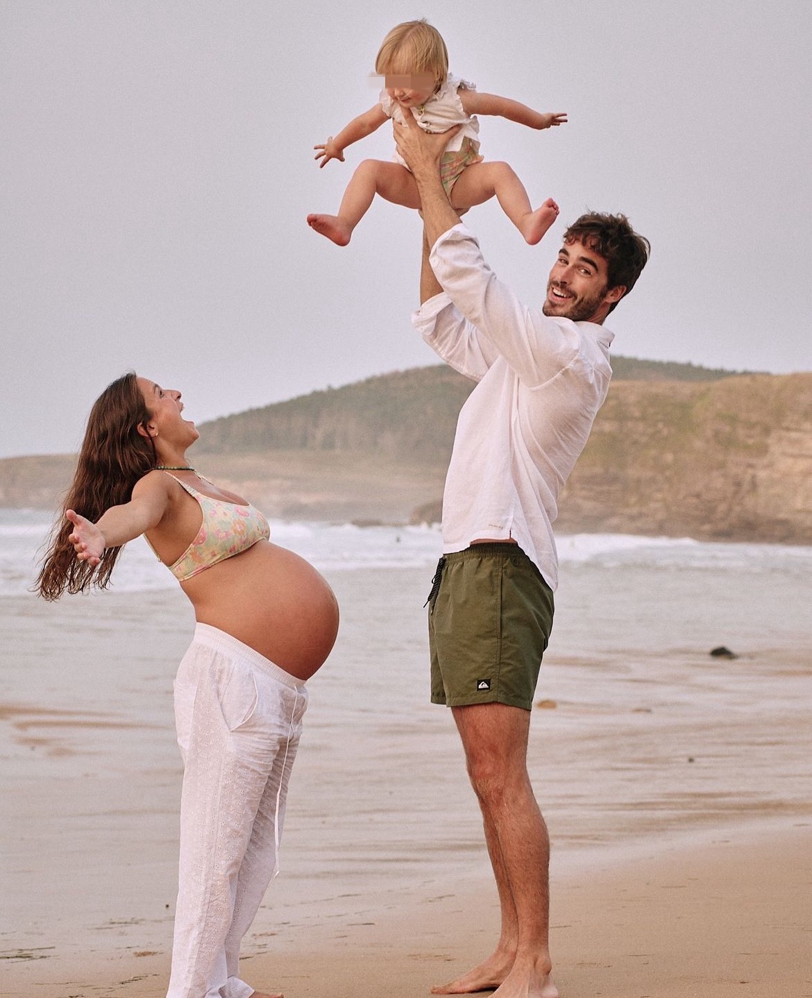 La pareja, junto a su hija Matilda, se han convertido en familia numerosa.