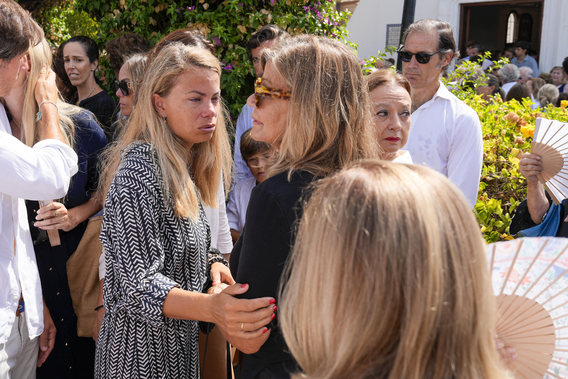 Cari Lapique y Carla Goyanes a la salida de la Capilla de Guadalmina de San Pedro de Alcántara, en la localidad malagueña de Marbella.