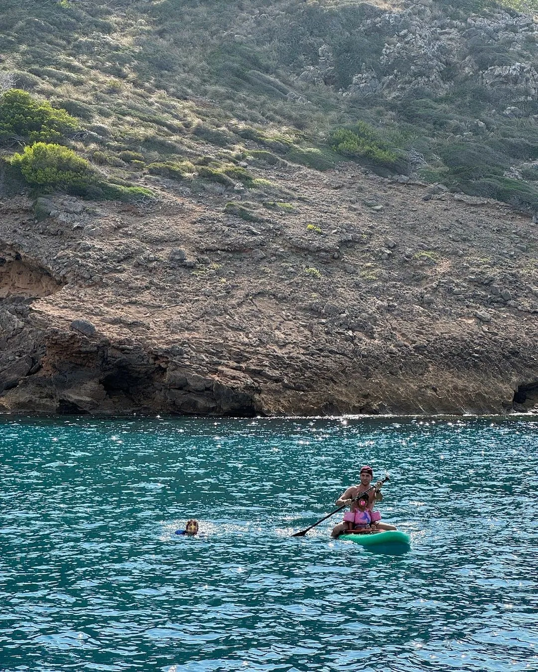 David Bisbal practicó paddle surf con sus pequeños.