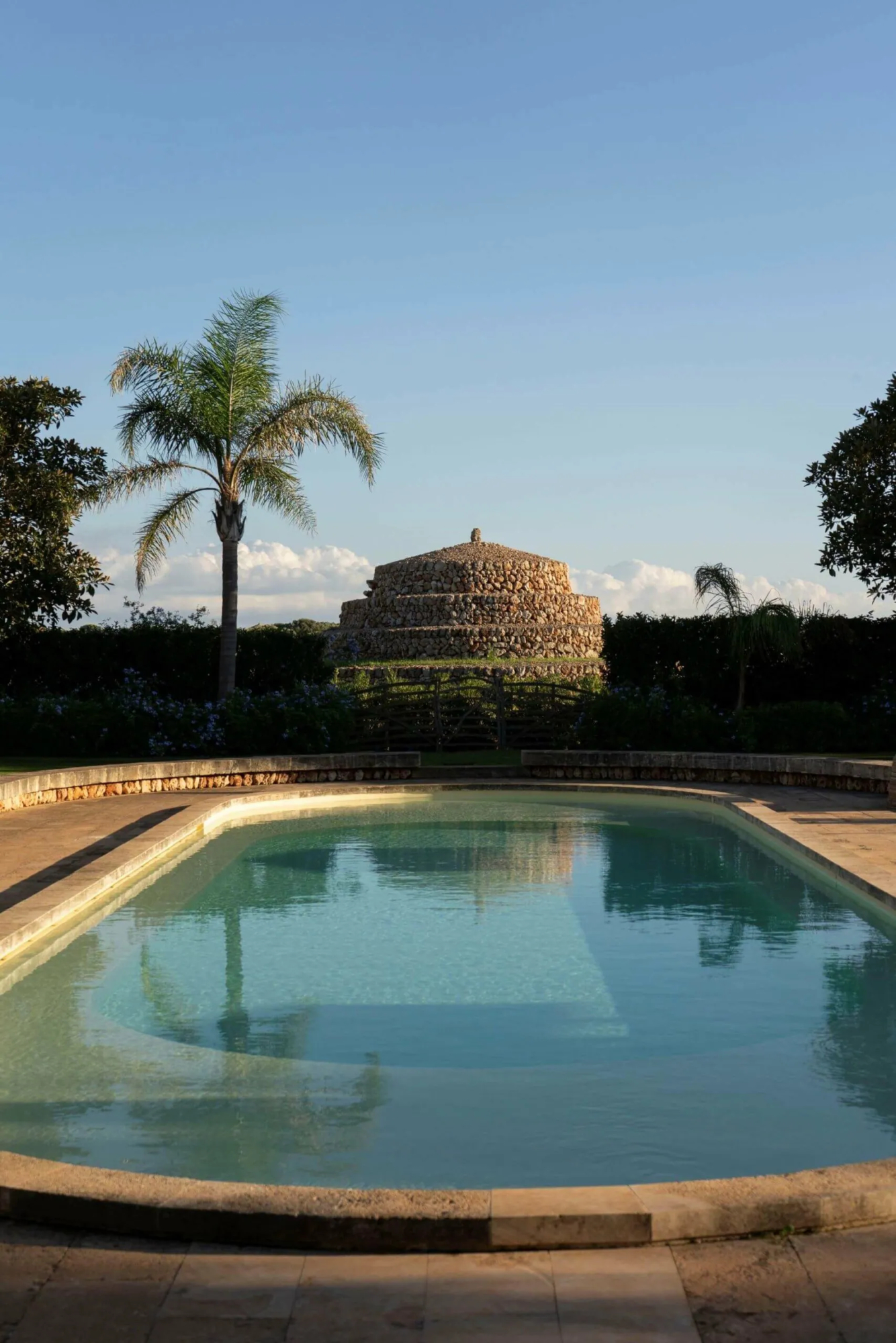 Una de las piscinas exteriores del hotel.