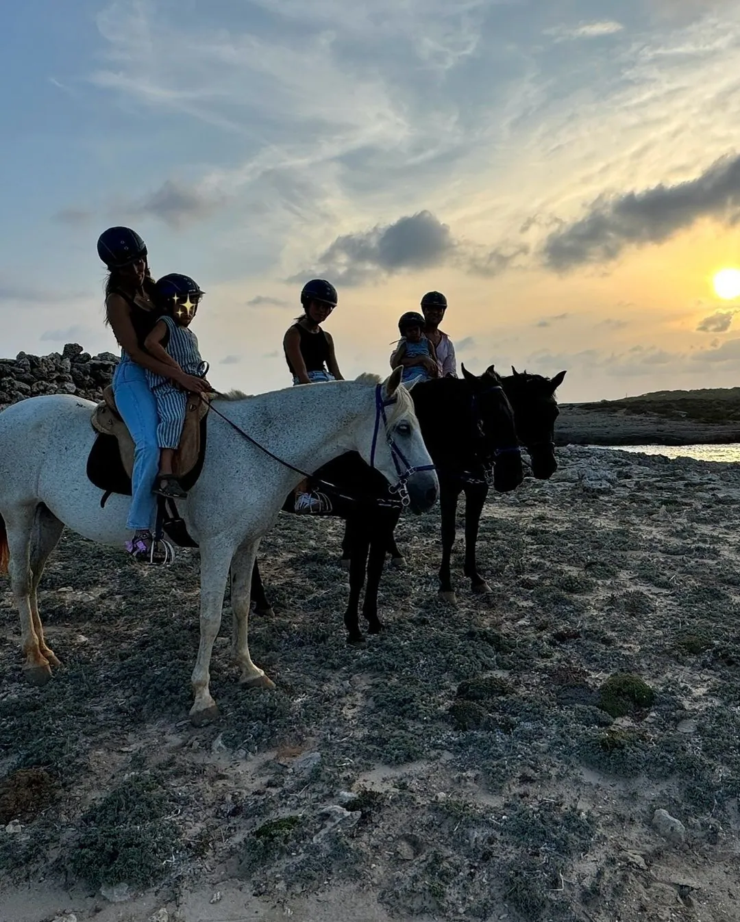 "Lo emocionados que estaban por su primer paseo con caballos, ha sido tan bonito!" ha comentado Rosanna en sus redes sociales.