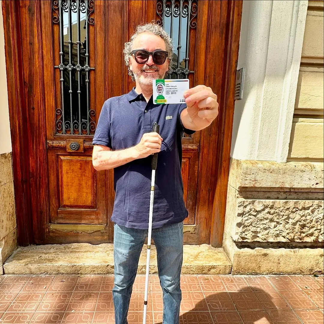 Luis Canut con su carnet de la ONCE.