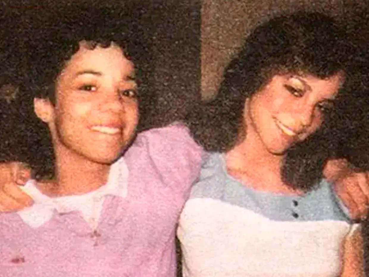 Mariah Carey con su hermana, jóvenes.