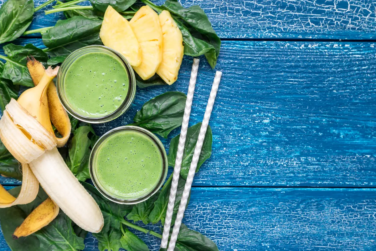 Smoothie verde detox con espinacas, plátano y semillas de chía