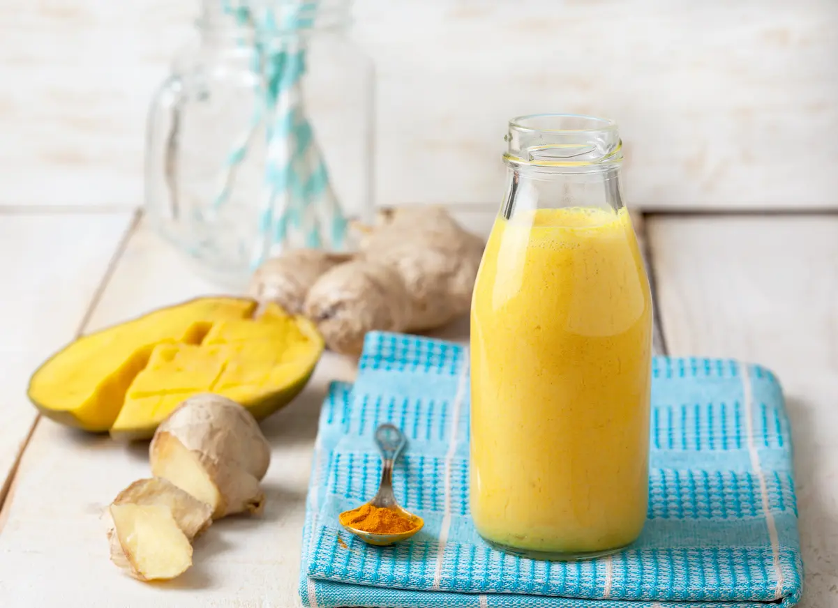 Smoothie tropical con mango, cúrcuma y jengibre