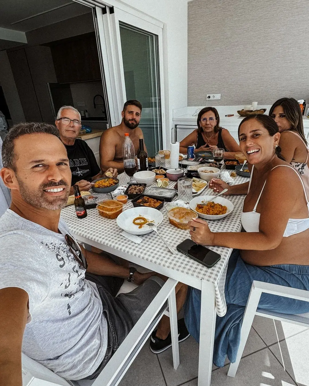 Tanto Anabel como David han disfrutado de una comida familiar en la terraza.