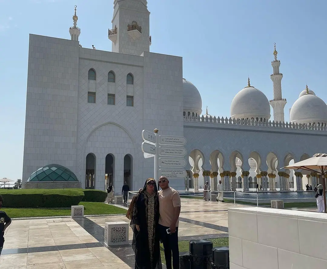 La pareja delante de la mezquita más grande de Emiratos Árabes Unidos.